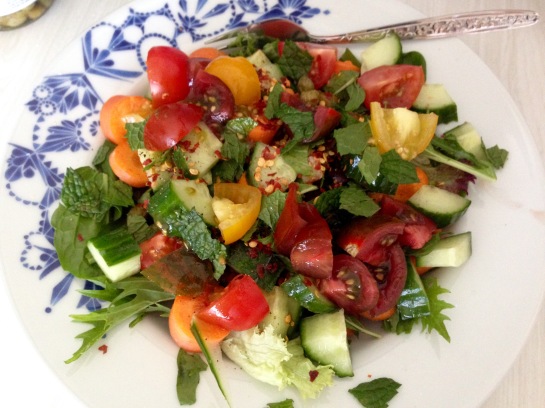 veganer Salat mit Pfefferminze und Tomaten